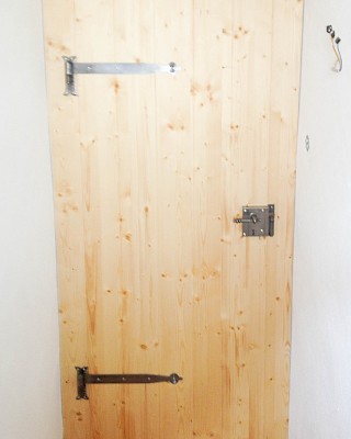 Holztür mit altmodischen Schloss