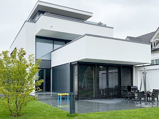 Haus mit Garten von vorne Kaiser GmbH